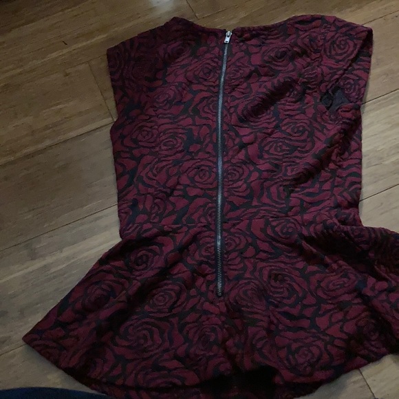 NWOT rose peplum sleeveless top - Picture 4 of 4